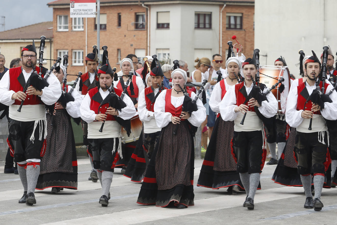 En el mediodía de este domingo tuvo lugar el Día de Asturias en Gijón, con el tradicional desfile desde la plaza Mayor hasta el Cerro, la puya del ramu y la danza prima. También hubo espacio para los juegos tradicionales y la comida en el prau. 