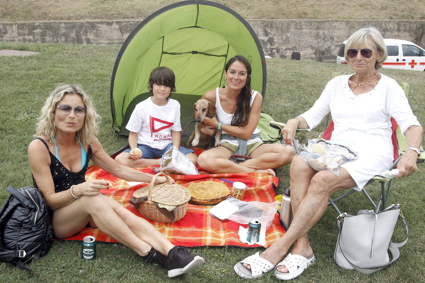En el mediodía de este domingo tuvo lugar el Día de Asturias en Gijón, con el tradicional desfile desde la plaza Mayor hasta el Cerro, la puya del ramu y la danza prima. También hubo espacio para los juegos tradicionales y la comida en el prau. 