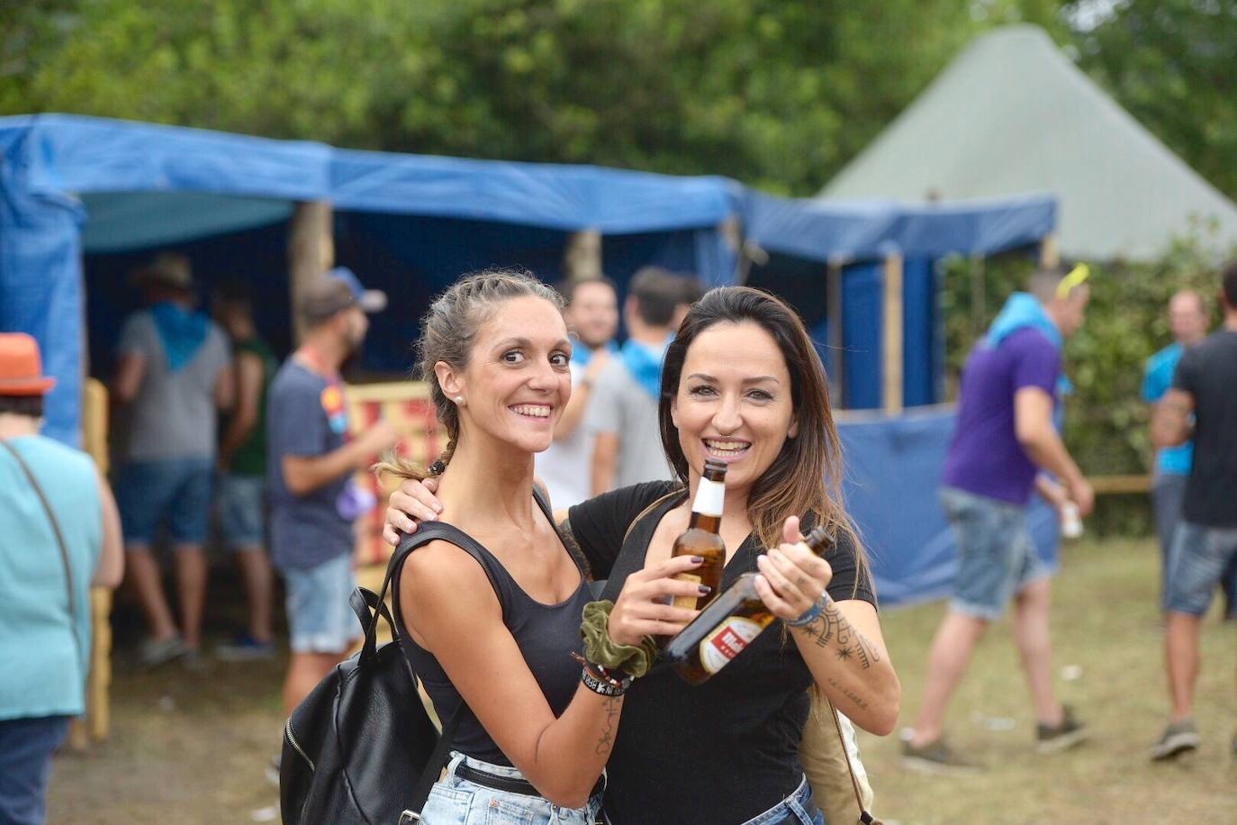 La sidra y las ganas de diversión llenan el prau Salcedo de Pravia en una de las fiestas más multitudinarias de Asturias.