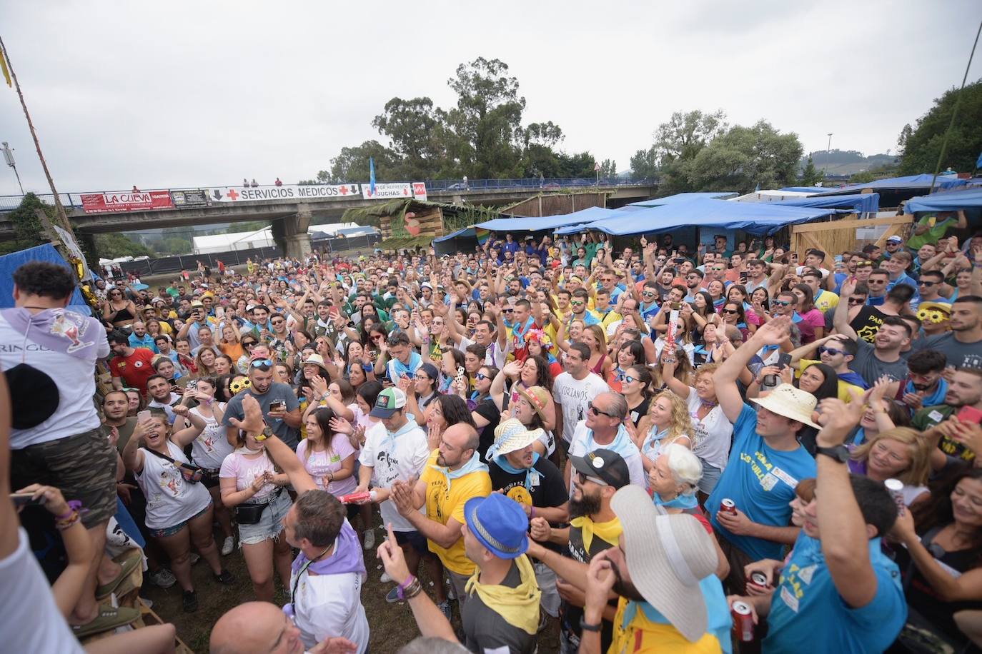 La sidra y las ganas de diversión llenan el prau Salcedo de Pravia en una de las fiestas más multitudinarias de Asturias.