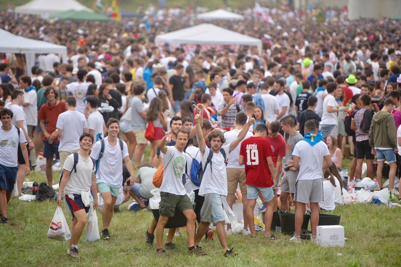 La sidra y las ganas de diversión llenan el prau Salcedo de Pravia en una de las fiestas más multitudinarias de Asturias.