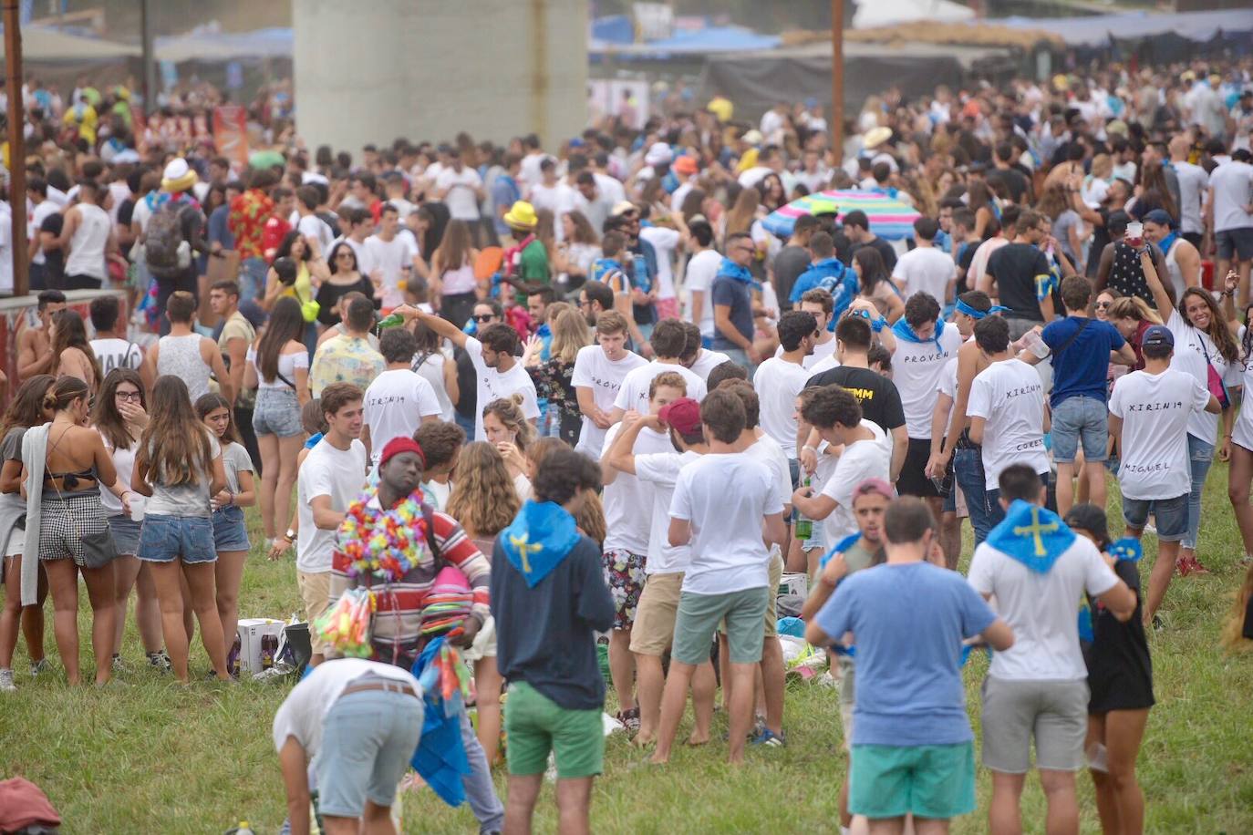 La sidra y las ganas de diversión llenan el prau Salcedo de Pravia en una de las fiestas más multitudinarias de Asturias.