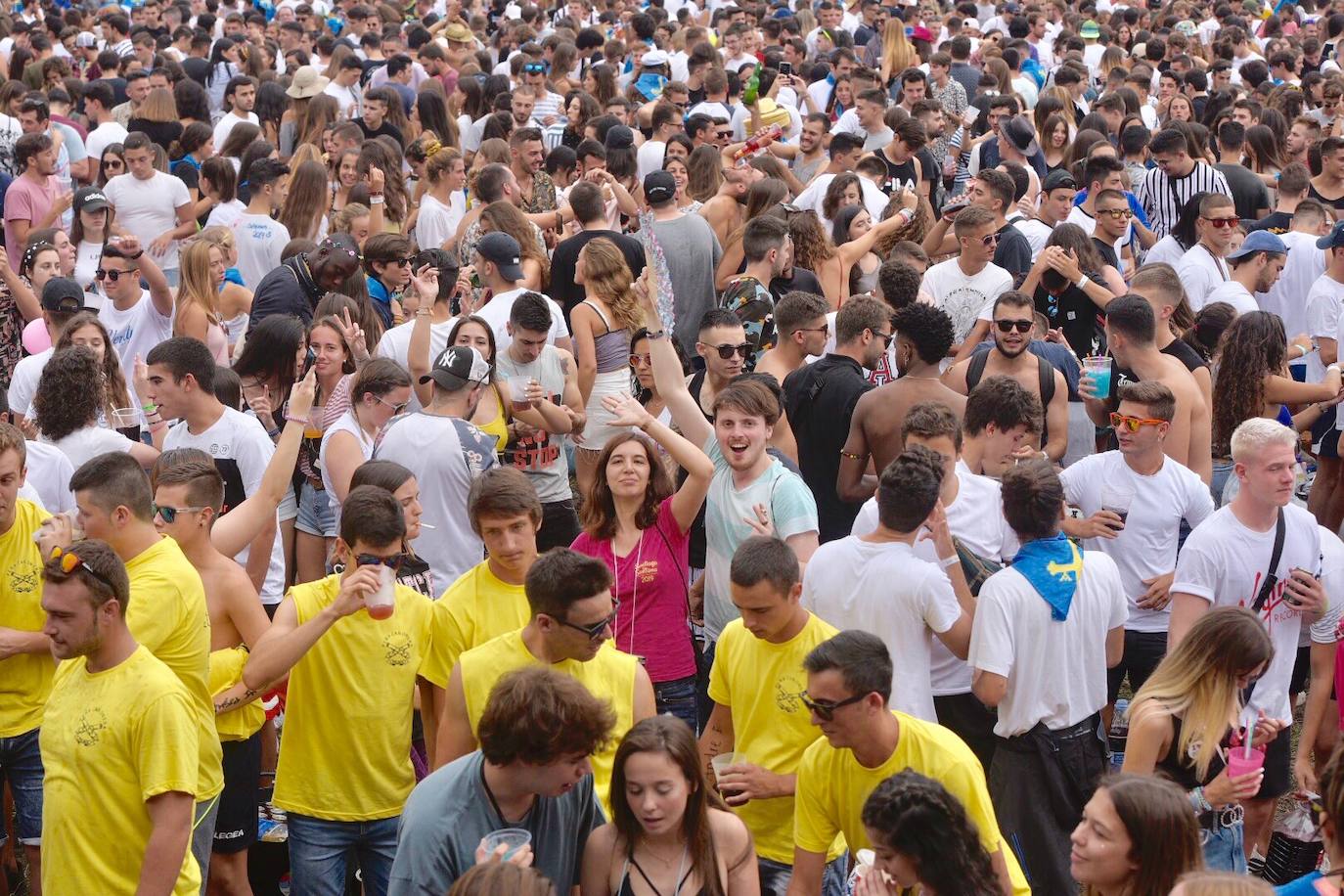 La sidra y las ganas de diversión llenan el prau Salcedo de Pravia en una de las fiestas más multitudinarias de Asturias.