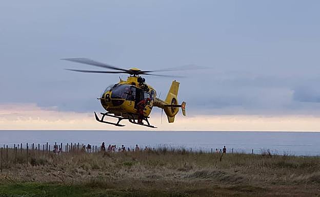 Rescatan a un hombre enriscado en la riosellana playa de Vega