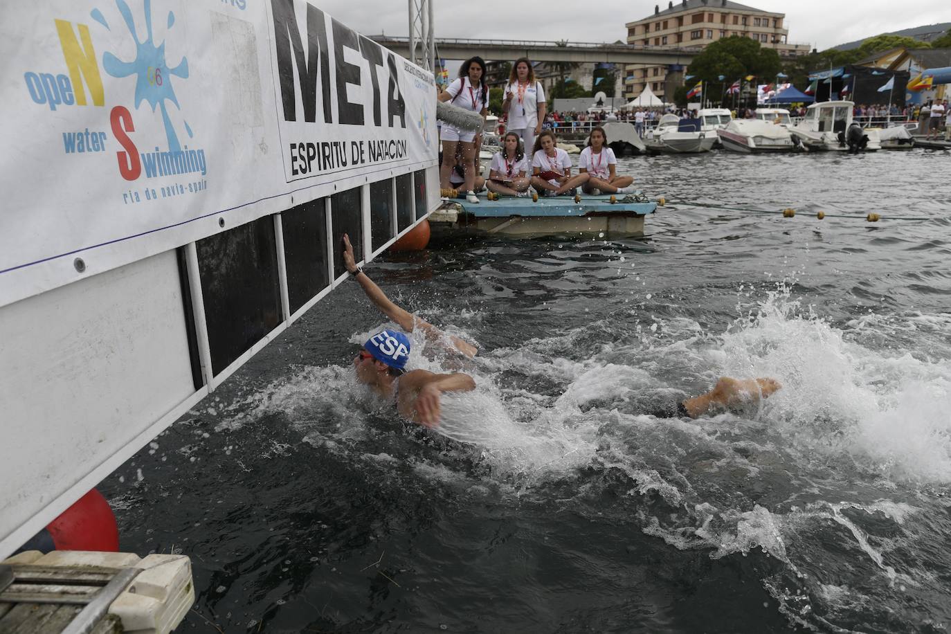 El campeón alemán Rob Muffels consiguió esta tarde su cuarto entorchado en el Descenso a Nado de la Ría y la holandesa Van Rouwendaal se impuso en la categoría femenina.