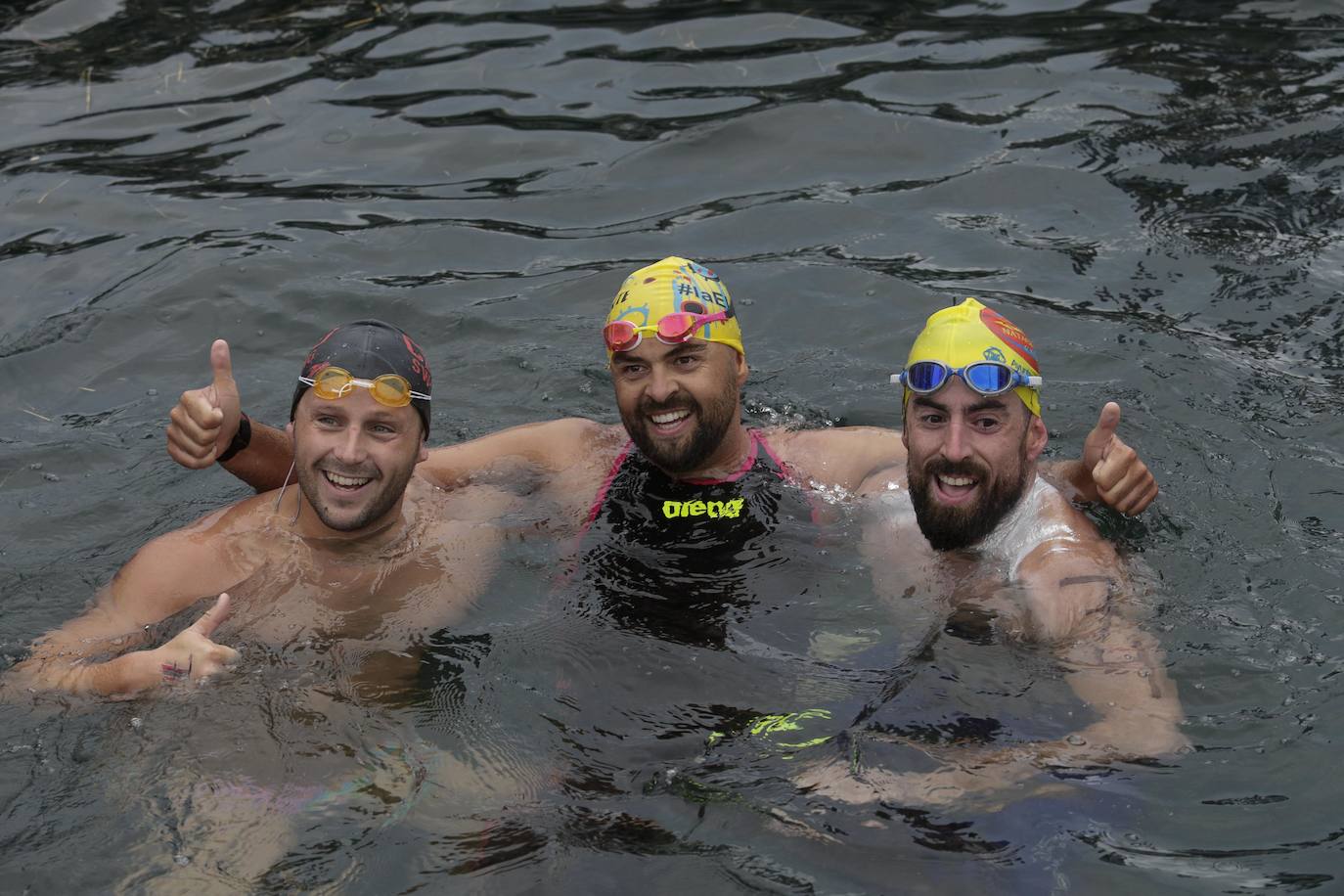 El campeón alemán Rob Muffels consiguió esta tarde su cuarto entorchado en el Descenso a Nado de la Ría y la holandesa Van Rouwendaal se impuso en la categoría femenina.