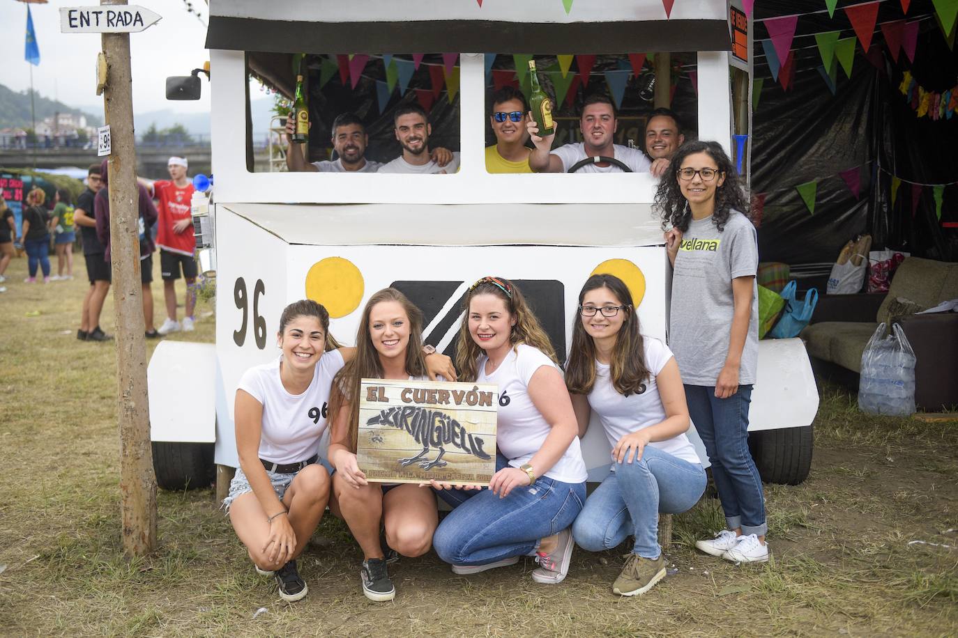 Miles de personas se congregan en el prau Salcéu para participar en la popular fiesta de Pravia