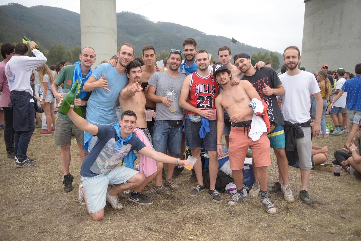 Miles de personas se congregan en el prau Salcéu para participar en la popular fiesta de Pravia