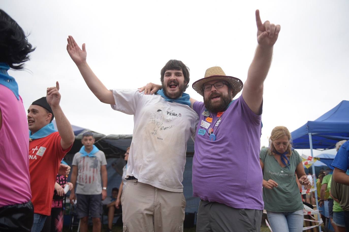 Miles de personas se congregan en el prau Salcéu para participar en la popular fiesta de Pravia