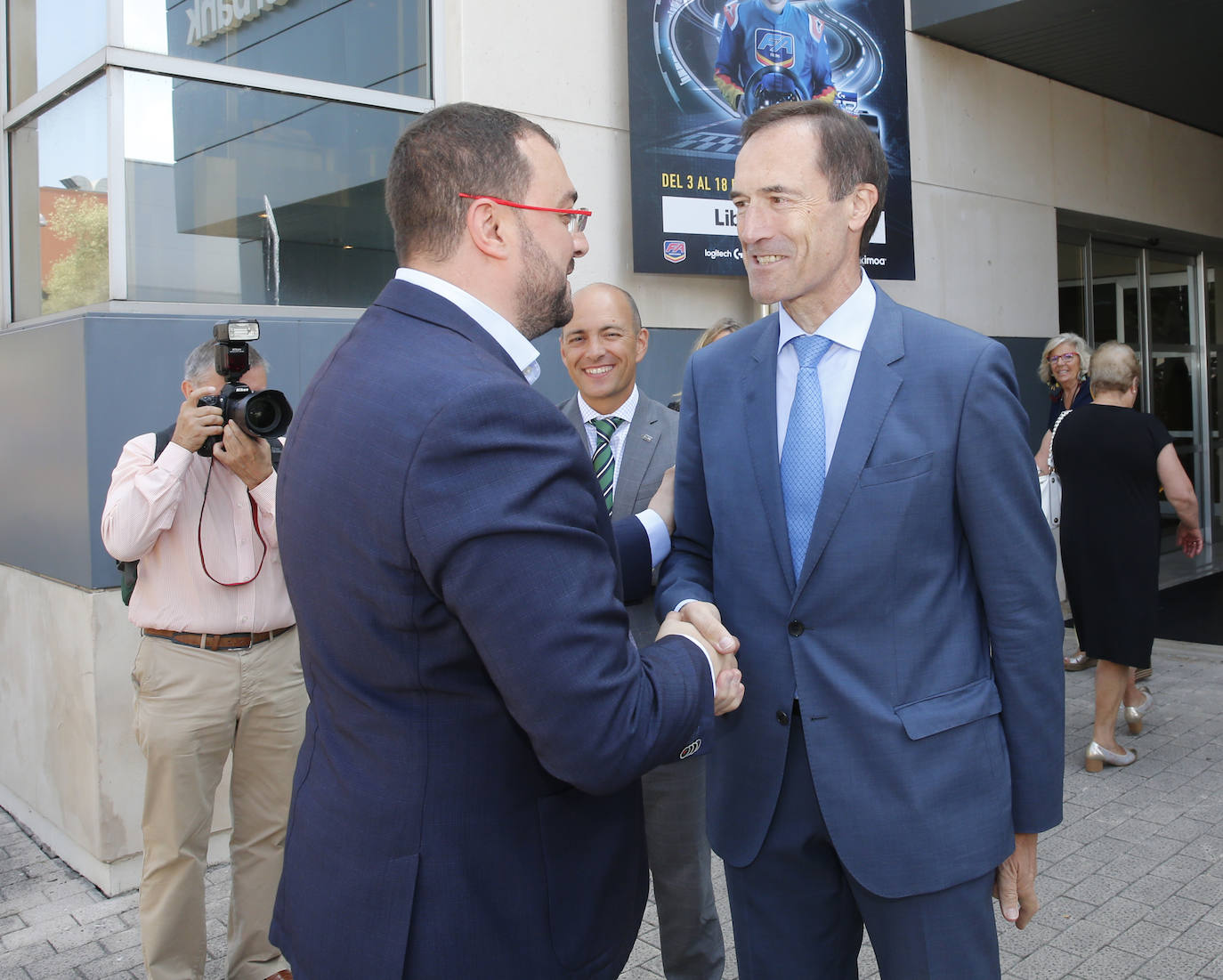 El presidente del Principado, Adrián Barbón, ha visitado la Feria Internacional de Muestras de Asturias que se desarrolla en el ferial Luis Adaro de Gijón. El jefe del Ejecutivo regional ha recorrido distintas exposiciones, entre ellas la de EL COMERCIO, y ha conversado con distintos representantes de la empresa y la sociedad asturianas.