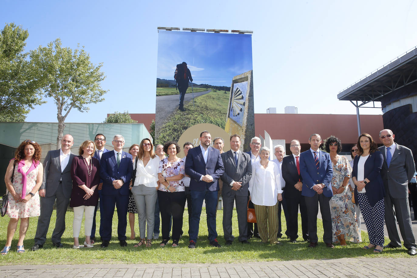 El presidente del Principado, Adrián Barbón, ha visitado la Feria Internacional de Muestras de Asturias que se desarrolla en el ferial Luis Adaro de Gijón. El jefe del Ejecutivo regional ha recorrido distintas exposiciones, entre ellas la de EL COMERCIO, y ha conversado con distintos representantes de la empresa y la sociedad asturianas.