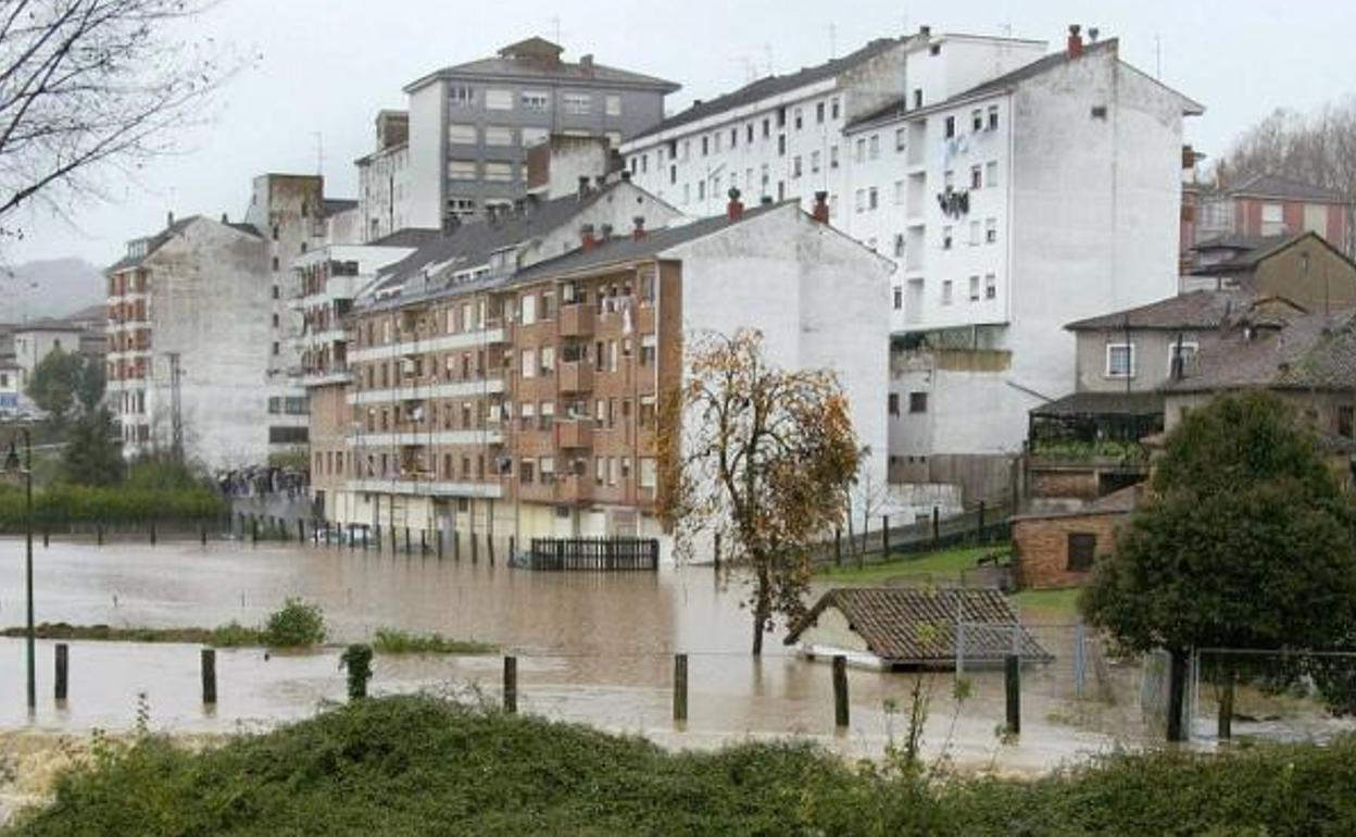 Una de las crecidas del río Nalón debido a un temporal de lluvia y viento que inundó importantes zonas de Grado. 