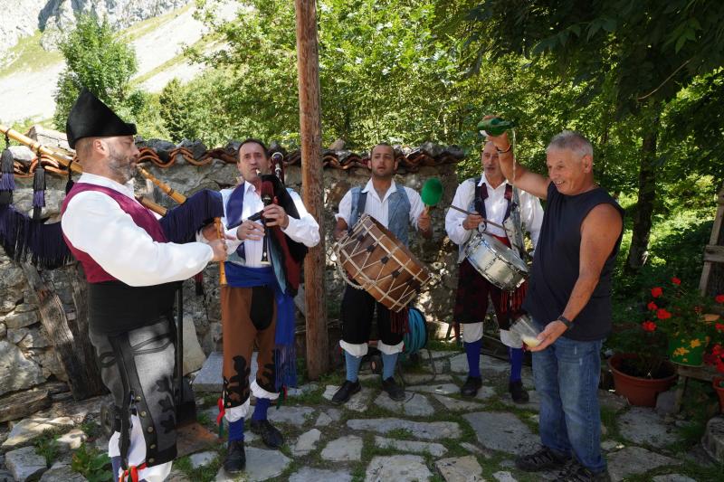 Rosario, procesión, música y baile. Así han celebrado en Bulnes la fiesta de Las Nievas, una cita acompañada del buen tiempo que ha congregado a numerosos vecinos y visitantes de la comarca oriental.