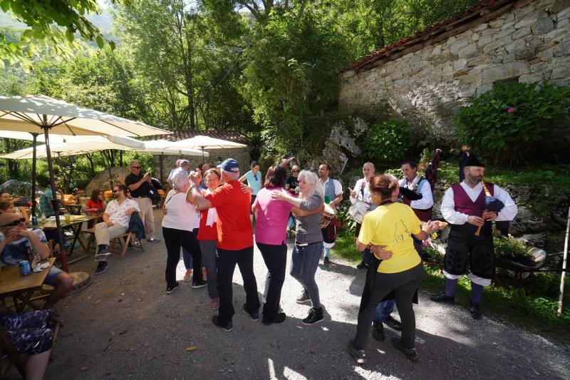 Rosario, procesión, música y baile. Así han celebrado en Bulnes la fiesta de Las Nievas, una cita acompañada del buen tiempo que ha congregado a numerosos vecinos y visitantes de la comarca oriental.