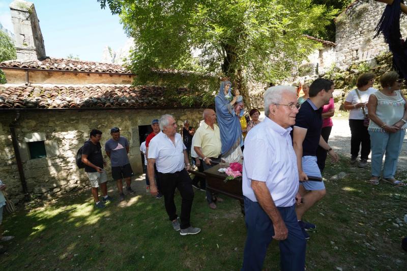 Rosario, procesión, música y baile. Así han celebrado en Bulnes la fiesta de Las Nievas, una cita acompañada del buen tiempo que ha congregado a numerosos vecinos y visitantes de la comarca oriental.