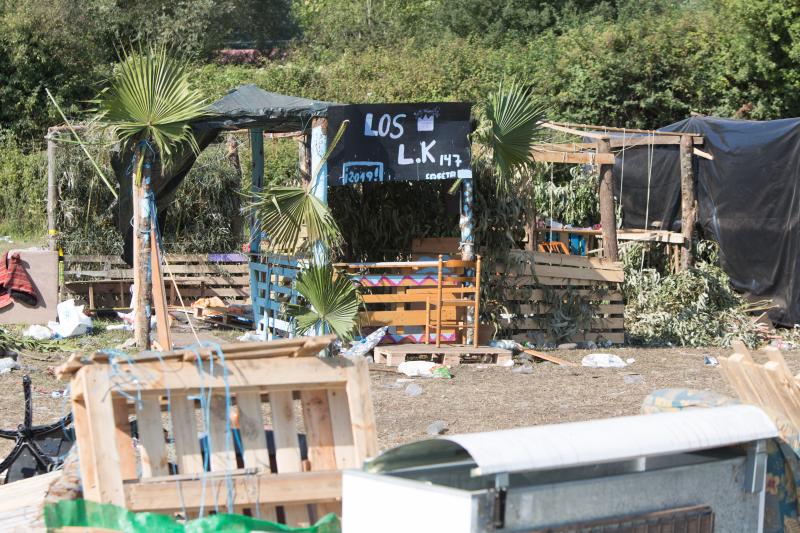 La multitudinaria fiesta del Xiringüelu ha dejado toneladas de basura en el prau Salcéu. Botellas, vasos, y restos de las coloridas casetas que son seña de identidad de la celebración han quedado esparcidos por el campo a la espera de que se retiren, unas labores que ya han comenzado.