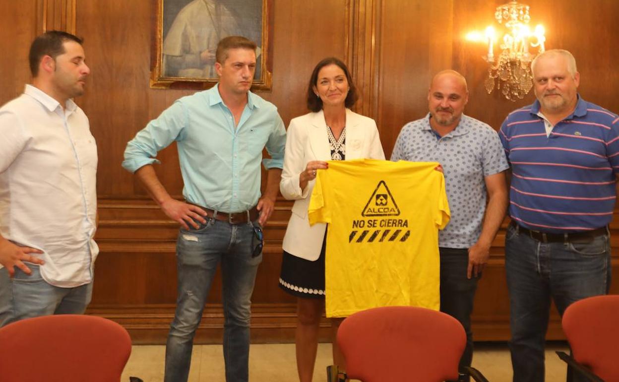 La ministra de Industria, Reyes Maroto, portando una de las camisetas amarillas diseñadas por la plantilla de Alcoa para sus movilziaciones 
