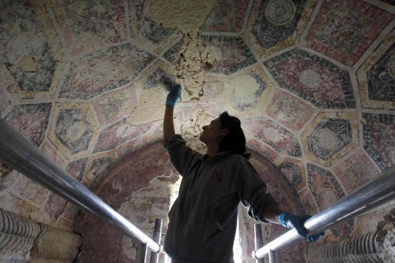 Los trabajos de restauranción de San Miguel de Lillo han sacado a la luz una serie de pinturas del siglo IX que permanecían ocultas. Se trata de decoraciones geométricas que destacan por una sencilla paleta de color, pero que tiene una gran viveza y que destacan por su factura técnica. En el ábside, se ha conseguido recuperar una escena tardomedieval que cuenta con los escudos de las familias Álvarez y Solís.