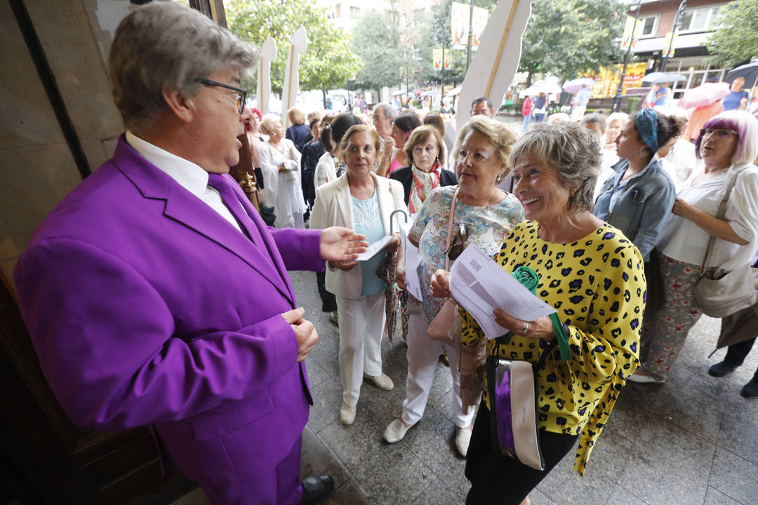 La compañía catalana consiguió una vez más divertir en el estreno de su espectáculo en el Jovellanos. 'Adiós Arturo' estará presente en la ciudad hasta el día 18 para aquellos que quieran disfrutar de una función llena de optimismo y vitalidad.