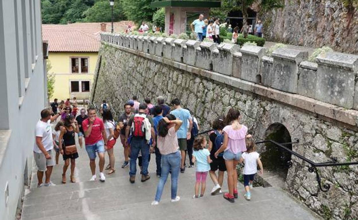 Numerosos turistas, en la zona en la que tuvo lugar el trágico accidente.