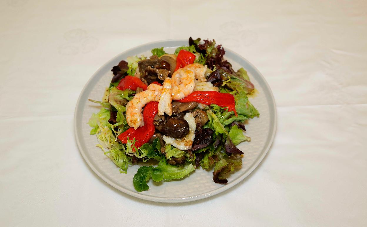 Ensalada de pixín, setas y gambas. 