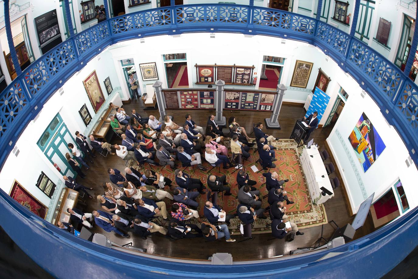 El Museo de la Emigración de Colombres ha acogido un Encuentro Hispano Americano en el que representantes de la política, la empresa y la cultura de aquí y de allá han subrayado las intensas relaciones económicas que a lo largo de la historia han mantenido Asturias y América Latina. Además del presidente del Principado, Adrián Barbón, entre los asistentes se encontraba la embajadora de México en España, Roberta Lajous.