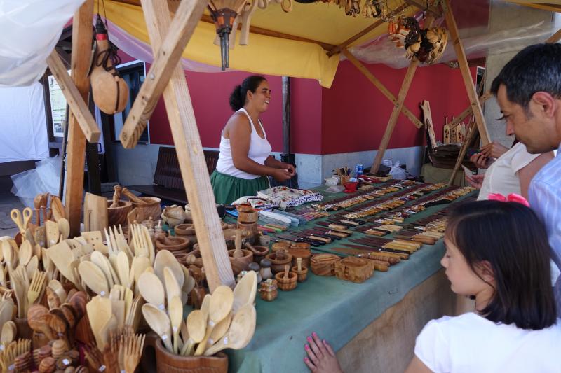 Benia de Onís celebra una nueva edición del Mercáu Asturianu de los años veinte, una cita que permite acercarse a las costumbres y oficios tradicionales, como el de las hilanderas o el trabajo de la madera.