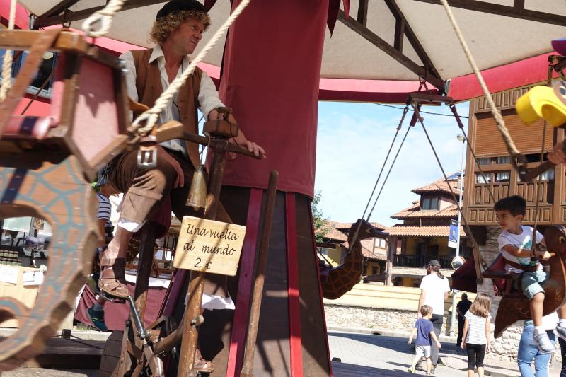 Benia de Onís celebra una nueva edición del Mercáu Asturianu de los años veinte, una cita que permite acercarse a las costumbres y oficios tradicionales, como el de las hilanderas o el trabajo de la madera.