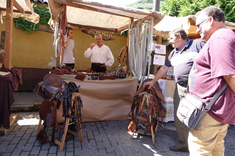 Benia de Onís celebra una nueva edición del Mercáu Asturianu de los años veinte, una cita que permite acercarse a las costumbres y oficios tradicionales, como el de las hilanderas o el trabajo de la madera.