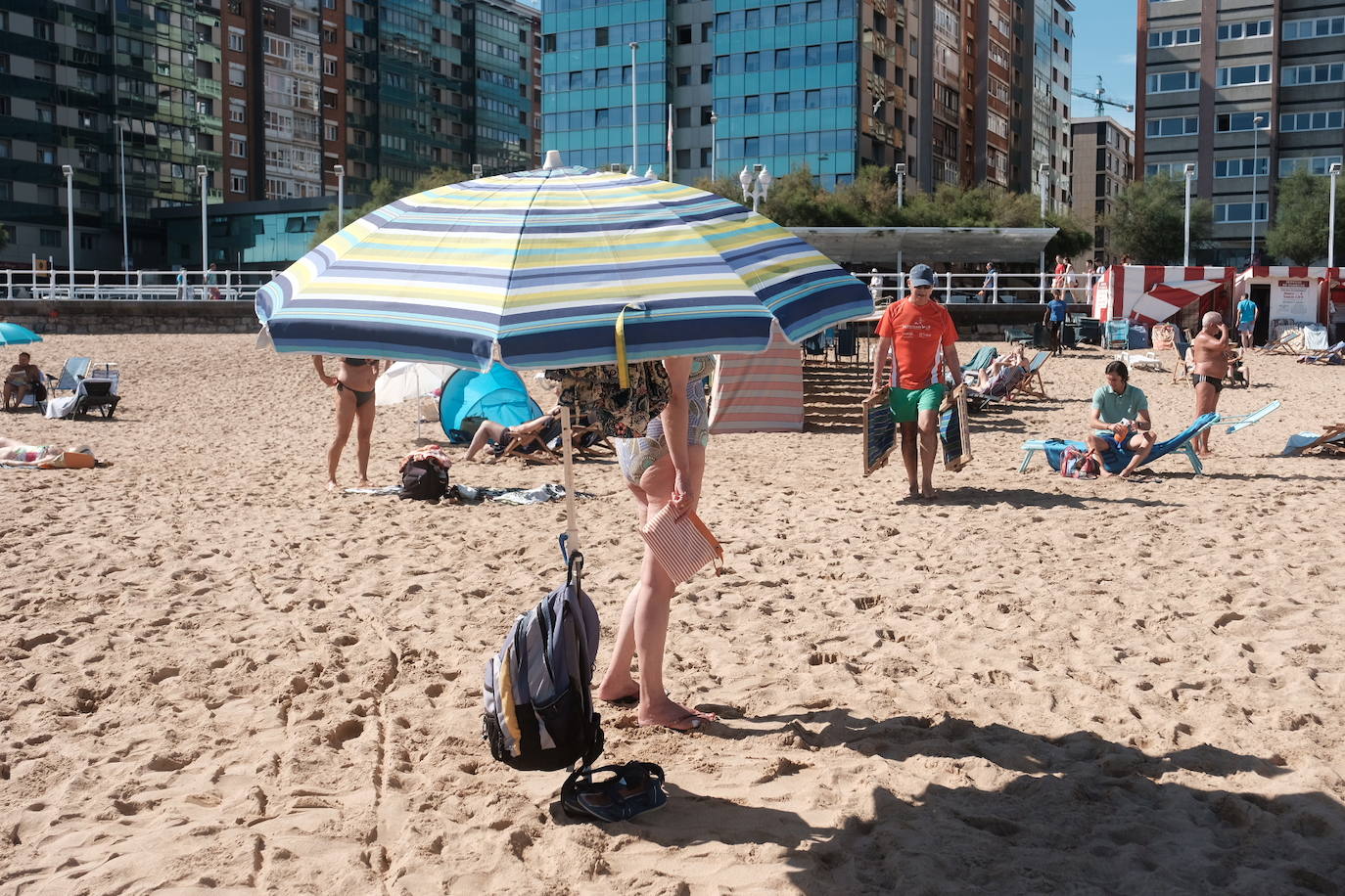 Un baño en la playa para combatir el calor en Gijón
