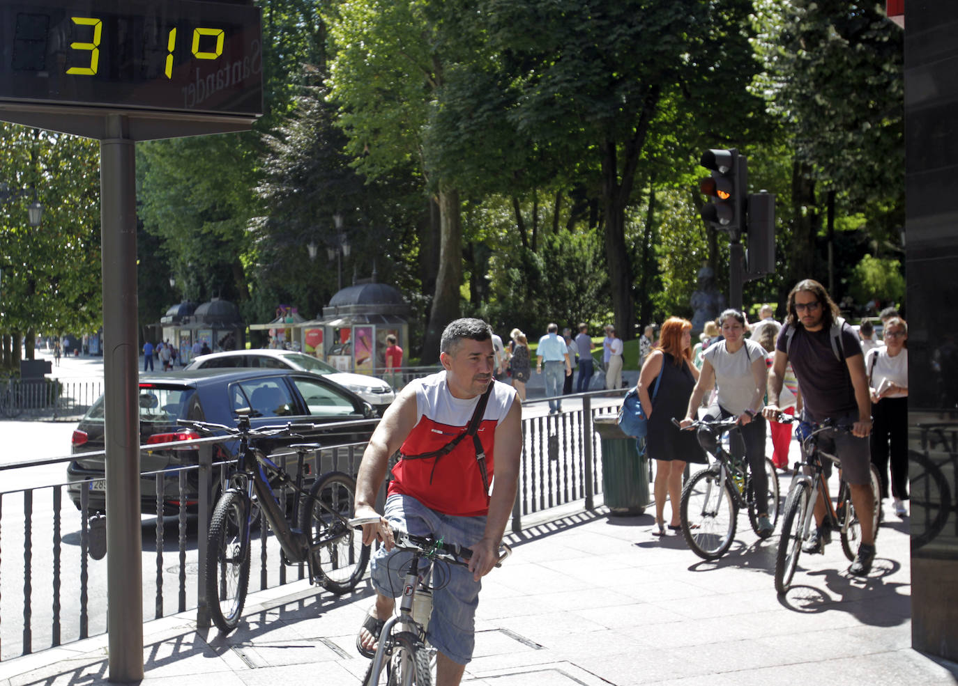 Un baño en la playa para combatir el calor en Gijón