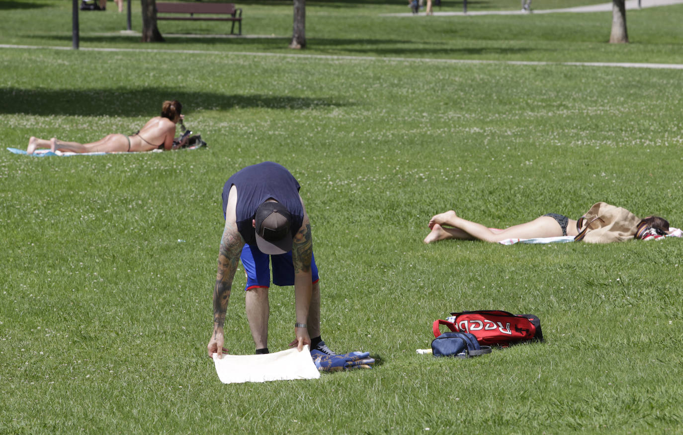 Un baño en la playa para combatir el calor en Gijón