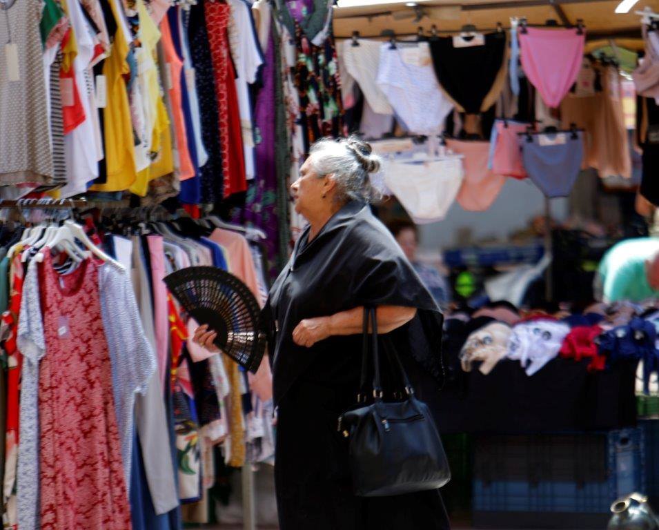 Un baño en la playa para combatir el calor en Gijón