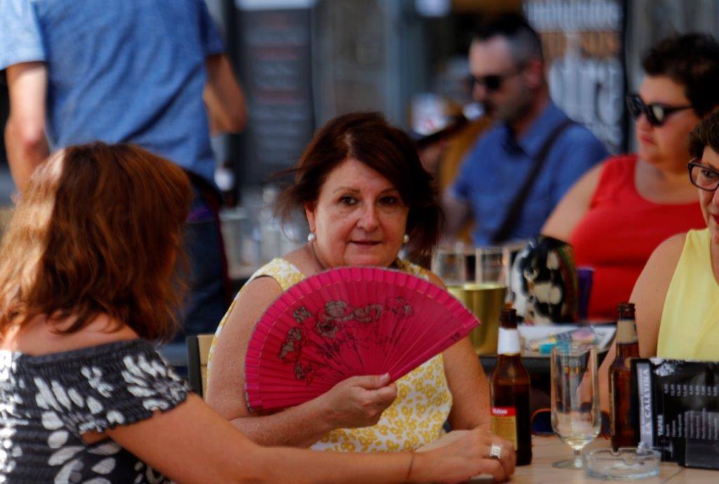 Un baño en la playa para combatir el calor en Gijón