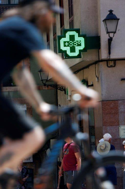 Un baño en la playa para combatir el calor en Gijón