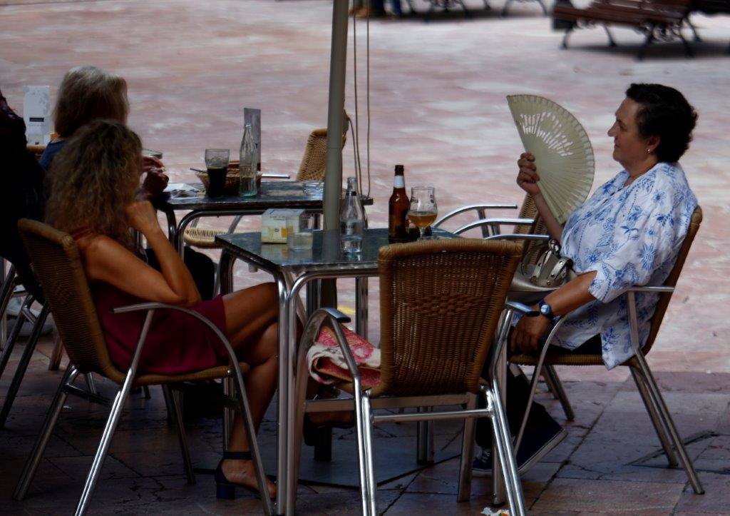 Un baño en la playa para combatir el calor en Gijón