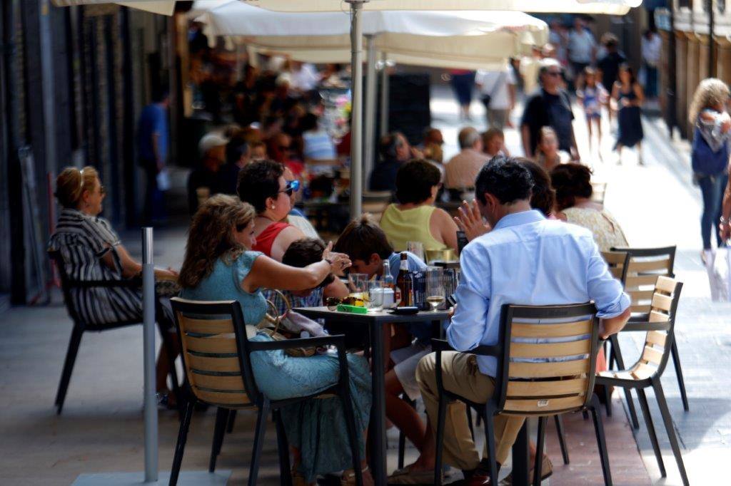 Un baño en la playa para combatir el calor en Gijón