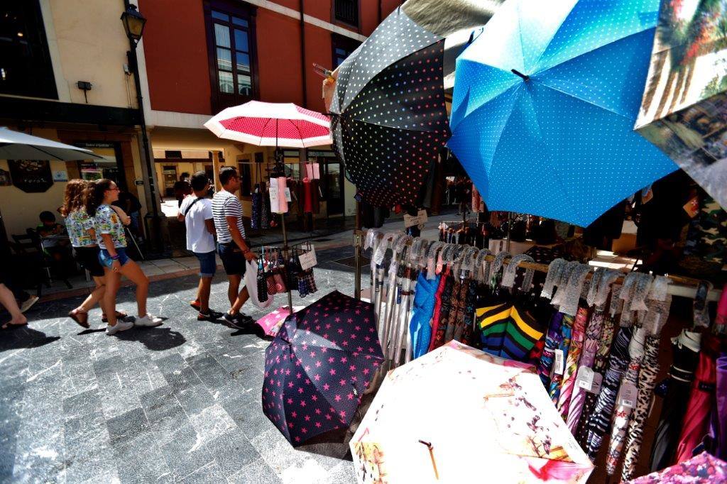 Un baño en la playa para combatir el calor en Gijón