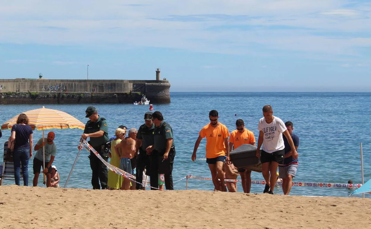 Fallece un hombre tras sufrir un desvanecimiento mientras se bañaba en la playa de Luanco