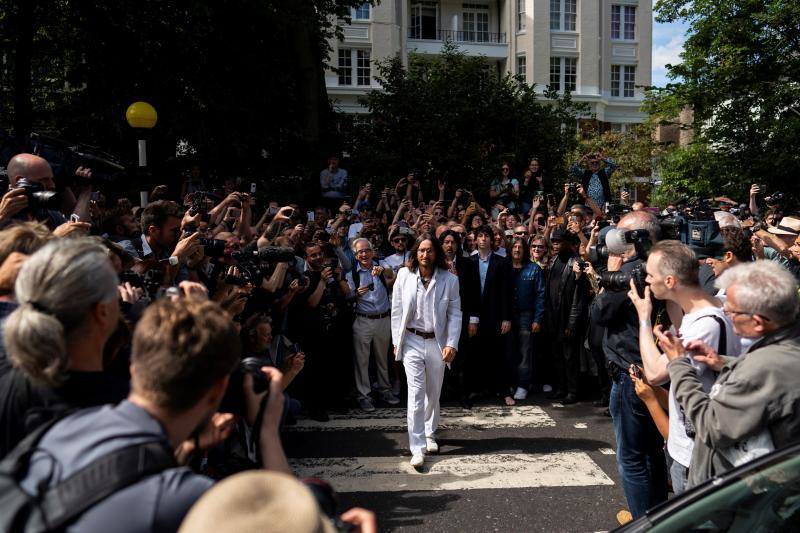 No hay duda. La foto de The Beatles cruzando por el paso de peatones de Abbey Road es una de las fotos más famosas de la historia de la música. Esa imagen cumple hoy 50 años y, para celebrarlo, centenares de fans se han congregado en la icónica calle. Incluso un grupo de imitadores del grupo británico llegó a la calle del barrio londinense de St John's Wood en una réplica del psicodélico Rolls Royce de John Lennon. Toda una gran fiesta para para conmemorar la iamgen que inmortalizó el escocés Iain Macmillan a las 11 horas y 35 minutos del 8 de agosto de 1969. En una sesión fotográfica de diez minutos hizo solo seis fotos y la que se convirtió en la imagen del álbum 'Abbey Road' fue la quinta, en la que los cuatro músicos caminan al unísono.