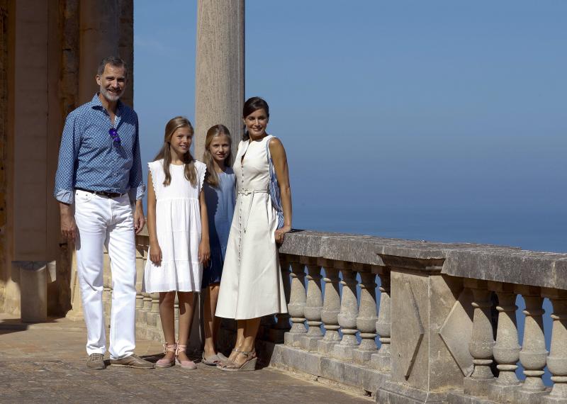 Los Reyes de España, el Rey Felipe VI y la Reina Letizia, y sus hijas, la Princesa Leonor y la Infanta Sofía, han visitado este jueves la Casa Museo de Son Marroig, la posesión fundada por el archiduque Luis Salvador de Austria en Deià (Mallorca). El mirador de la finca con vistas a la costa de la Serra de Tramuntana, los jardines y la casa han formado parte de un recorrido guiado por los actuales propietarios. Ha llamado la atención que los cuatro vestían de azul y blanco.