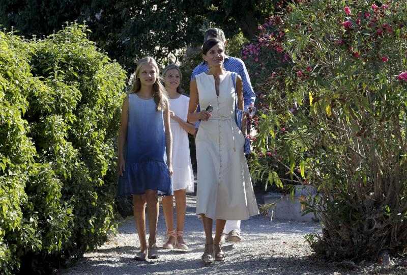 Los Reyes de España, el Rey Felipe VI y la Reina Letizia, y sus hijas, la Princesa Leonor y la Infanta Sofía, han visitado este jueves la Casa Museo de Son Marroig, la posesión fundada por el archiduque Luis Salvador de Austria en Deià (Mallorca). El mirador de la finca con vistas a la costa de la Serra de Tramuntana, los jardines y la casa han formado parte de un recorrido guiado por los actuales propietarios. Ha llamado la atención que los cuatro vestían de azul y blanco.