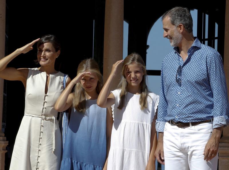 Los Reyes de España, el Rey Felipe VI y la Reina Letizia, y sus hijas, la Princesa Leonor y la Infanta Sofía, han visitado este jueves la Casa Museo de Son Marroig, la posesión fundada por el archiduque Luis Salvador de Austria en Deià (Mallorca). El mirador de la finca con vistas a la costa de la Serra de Tramuntana, los jardines y la casa han formado parte de un recorrido guiado por los actuales propietarios. Ha llamado la atención que los cuatro vestían de azul y blanco.