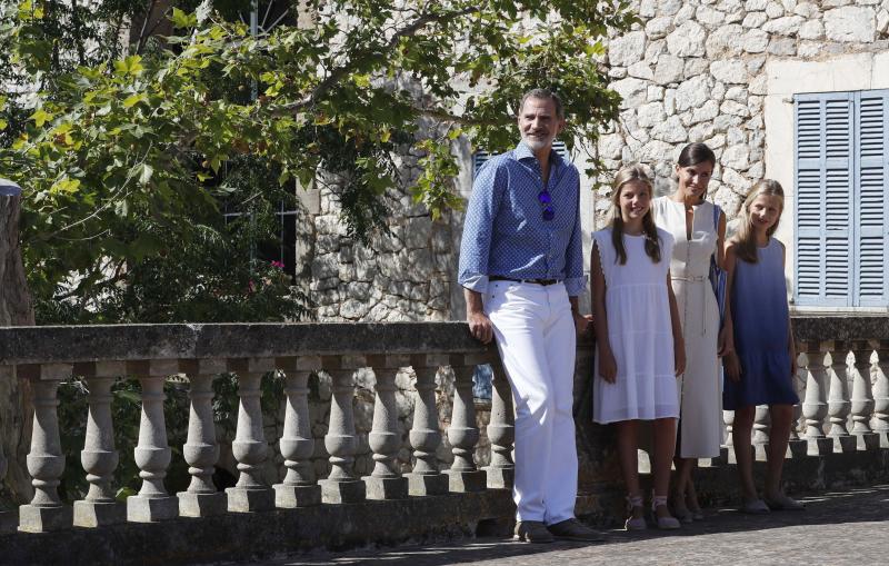 Los Reyes de España, el Rey Felipe VI y la Reina Letizia, y sus hijas, la Princesa Leonor y la Infanta Sofía, han visitado este jueves la Casa Museo de Son Marroig, la posesión fundada por el archiduque Luis Salvador de Austria en Deià (Mallorca). El mirador de la finca con vistas a la costa de la Serra de Tramuntana, los jardines y la casa han formado parte de un recorrido guiado por los actuales propietarios. Ha llamado la atención que los cuatro vestían de azul y blanco.