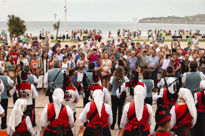 Fotos: Las gaitas toman el Muro de Gijón