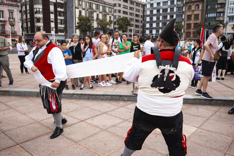 Fotos: Las gaitas toman el Muro de Gijón