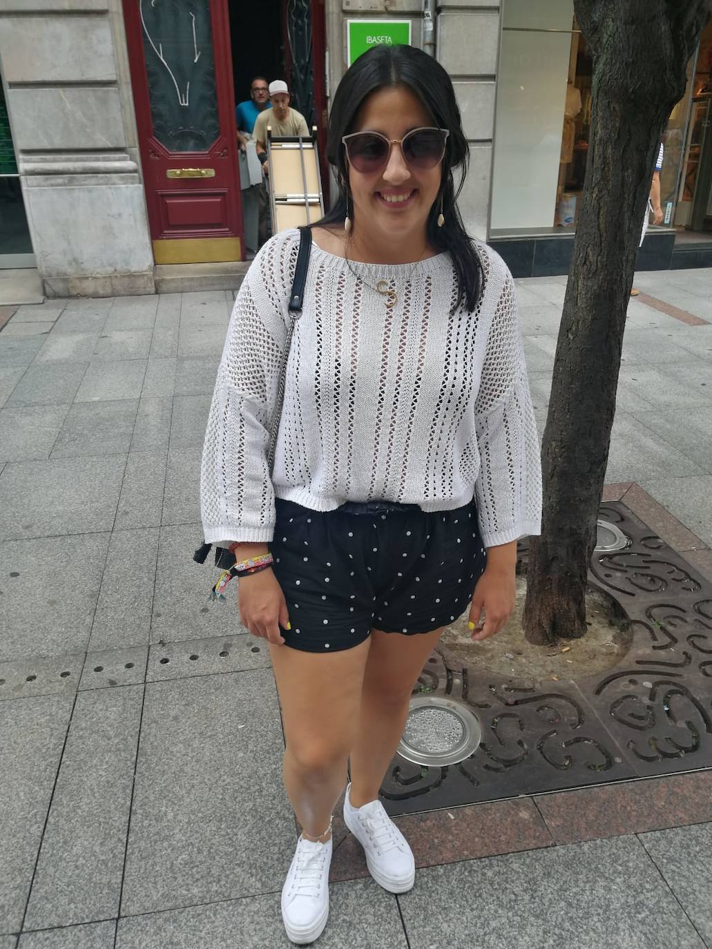 Sara Arranz, de Valladolid. Tiene 22 años y es Diseñadora de interiores. Está de vacaciones en Gijón y, para días que no se sabe si va a llover o no, elige esta camiseta de ganchillo que "no abriga ni poco ni mucho". El calzado, "siempre cómodo".