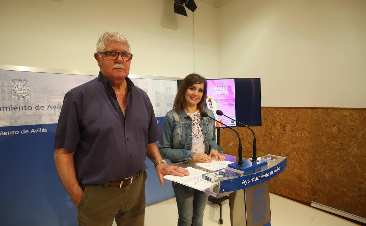 El presidente de la Agrupación Folklórica Sabugo ¡Tente firme!, Abelardo González, junto a la concejala de Cultura, Yolanda Alonso, en la presentación del festival 