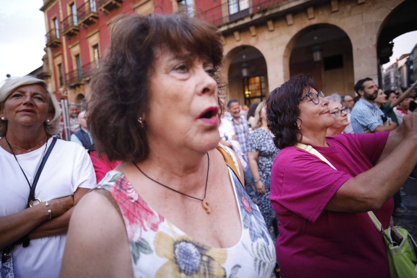 La patinadora Sheila Posada ha sido la pregonera de la Semana Grande de Gijón. Desde el balcón del Ayuntamiento ha invitado a vecinos y veraneantes a disfrutar de unas fiestas en las que «todas las mujeres se sientan seguras». Además, ha pedido respeto para todos los que trabajan estos días y ha reivindicado más apoyo para el patinaje y el deporte femenino. Bailes y música tradicionales han puesto el broche a este inicio de las fiestas.