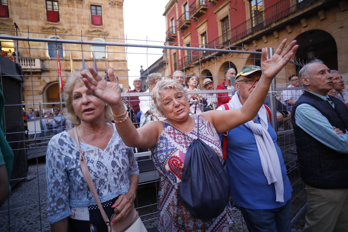 La patinadora Sheila Posada ha sido la pregonera de la Semana Grande de Gijón. Desde el balcón del Ayuntamiento ha invitado a vecinos y veraneantes a disfrutar de unas fiestas en las que «todas las mujeres se sientan seguras». Además, ha pedido respeto para todos los que trabajan estos días y ha reivindicado más apoyo para el patinaje y el deporte femenino. Bailes y música tradicionales han puesto el broche a este inicio de las fiestas.